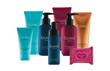 Ulike produkter i fargerike flasker fra Kissed by Mii